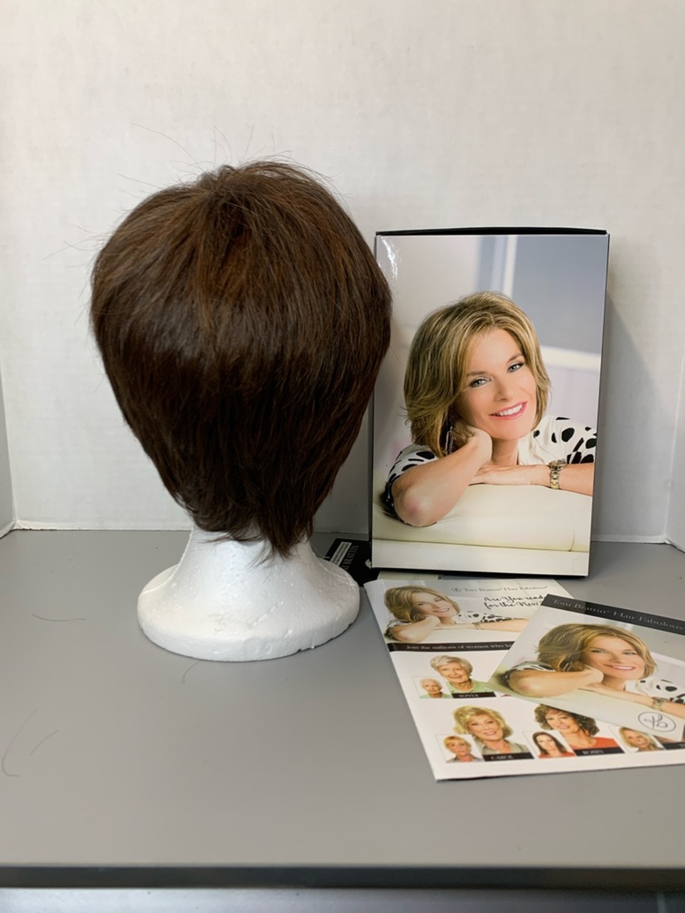 Toni Brattin Short Medium Brown 347 SnazzyWig Classic Styled Finish all w/tags - Picture 5 of 12